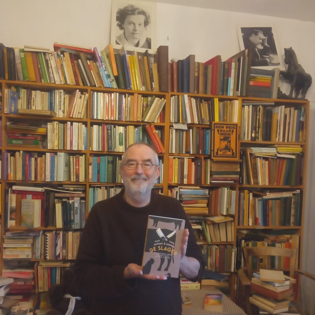 Mooie signeersessie gisteren van Ronald Giphart bij de illustere slager Peter-Jan van den Broek in de Reinkenstraat.🍗

Na afloop kwam Giphart nog even langs bij #Colette. 'Hier wil ik wonen', schreef hij in ons gastenboek.📚