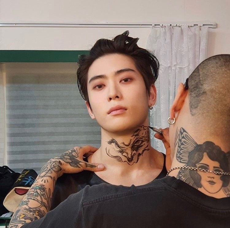 chirinhae's tweet image. jaehyun’s first instagram post vs his last before enlistment… that face card NEVER declined