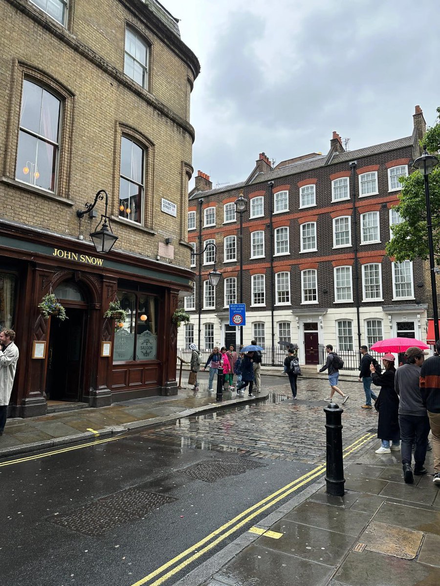 Davies168's tweet photo. A rainy day in the UK is a date with nature. The raindrops fall on the grass, creating ripples, and the flowers become even more colorful in the rain. Enjoy this moment of tranquility and feel the beauty of life!
#Tesla #TeslaFSD #MSFT #NVIDIA  #Amazon #Tesla   #Apple  #AI https://t.co/3kLRBHssKV