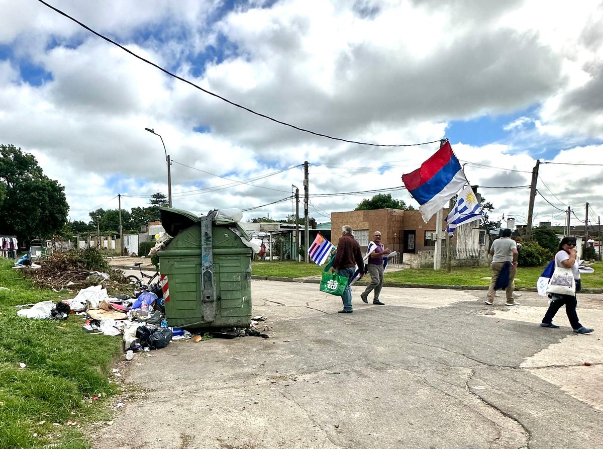 DMoreirauy's tweet photo. ¡Miren que hermosa foto!
Punta de Rieles (Mdeo).

Entregando banderas.
Orgullosos de su pésima gestión, no les importa nada, solo el poder para currar.

@MartinLemaUy @Diego__RS @JBarriosBove @Valeriaripoll3 @LahitteCarlos @Marcelo17283 @ArgulFede @RominaPesce25 https://t.co/DHdAEES5ry
