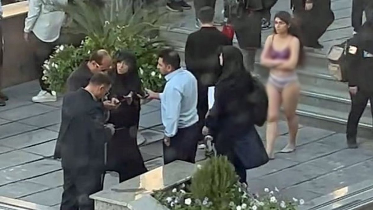 हिजाब नहीं पहने थी छात्रा तो ईरान की मॉरल पुलिस ने सारी हदें कर दी पार, विरोध में युवती ने उतारे कपड़े।

तेहरान के इस्लामिक आजाद विश्वविद्यालय में पढ़ने वाली एक छात्रा ने हिजाब तो पहना हुआ था, लेकिन उसने अपने सिर पर स्कॉर्फ नहीं बांधे थे।

ईरान की इस्लामिक पुलिस महिलाओं के