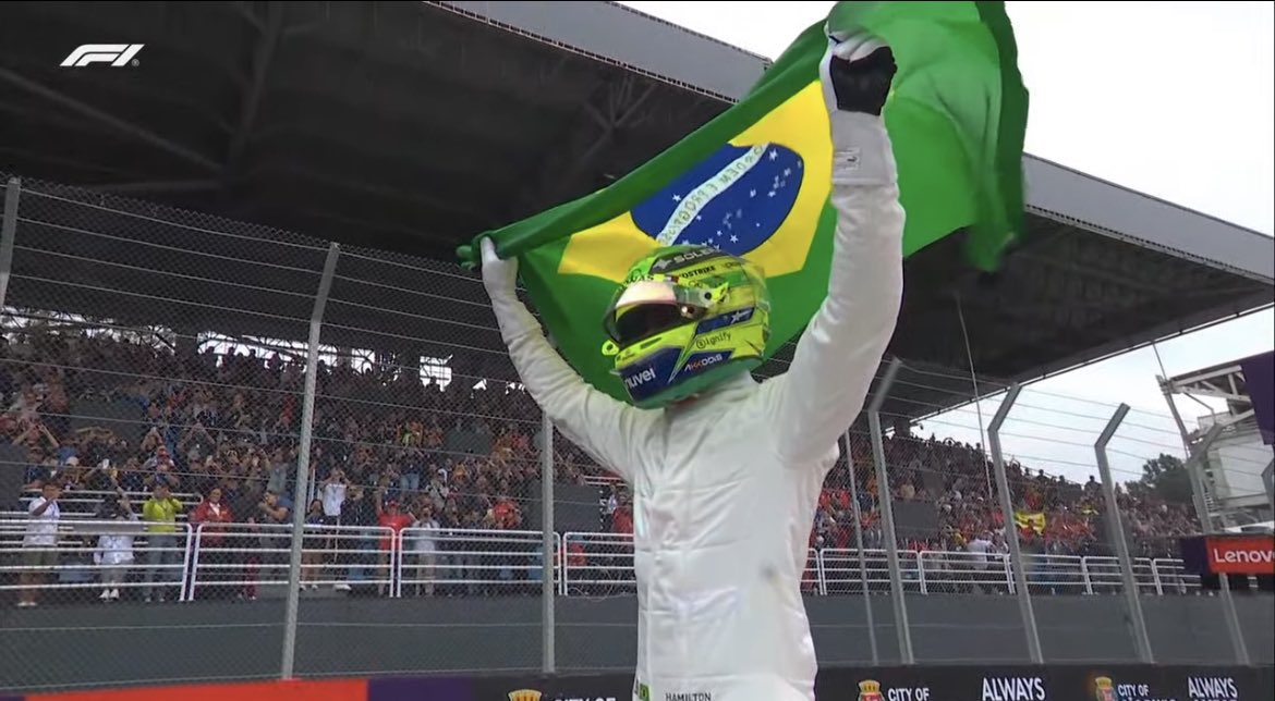 Emocionante. Parabéns para quem está vendo essa homenagem diretamente do circuito. Sinceramente, deve ser uma sinestesia divina. Há tempos eu não me emocionava assim. Muito obrigado, Lewis. ❤️