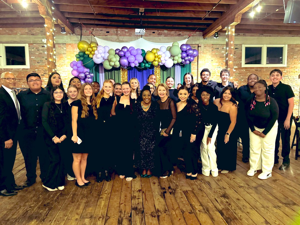 GCarrabineBryan's tweet image. Congratulations to our @BryanISD Student Ambassadors! Non-Profit Partner of the YEAR! #AlwaysReal #OfferingMore #WeAreBryanISD