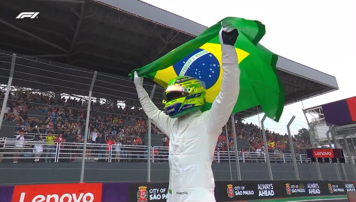 blog_formula1's tweet photo. LEWIS HAMILTON COM A BANDEIRA DO BRASIL!!! https://t.co/1vxmHX16im