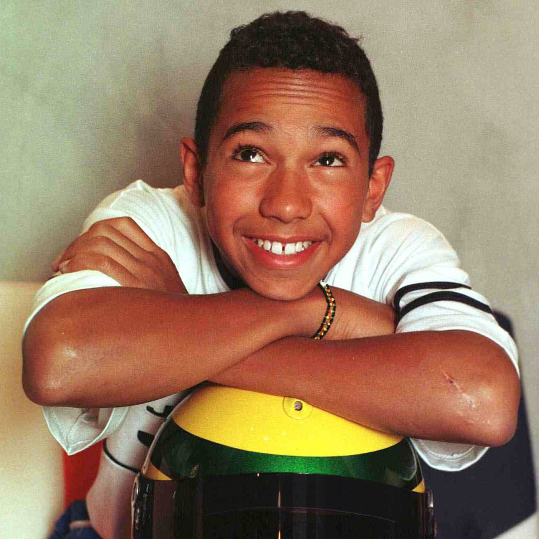 Quem diria que essa criança que corria sem condições no kart, com o capacete amarelo do seu ídolo teria essa chance.
 
Essa criança está orgulhosa. 💛🇧🇷