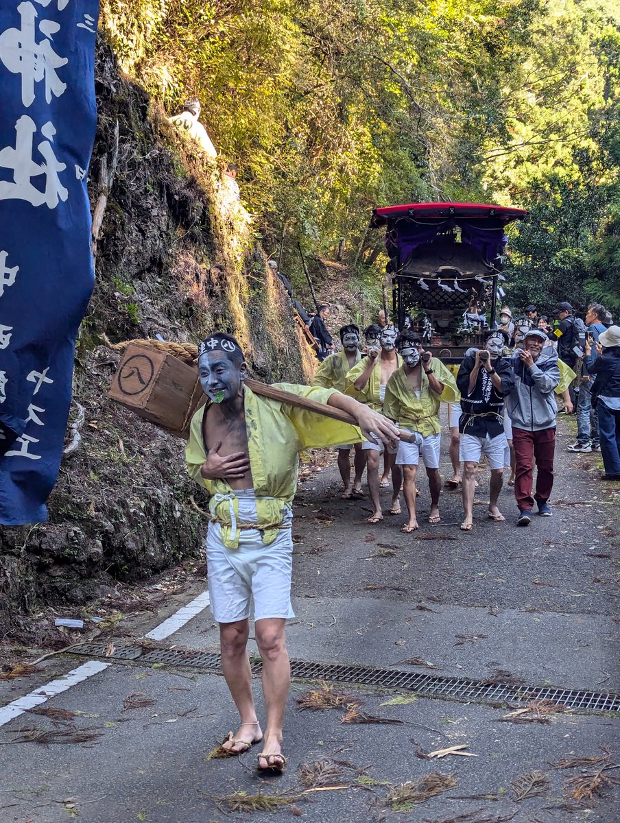 EmmaEmmaEdy's tweet photo. I joined a strange festival. They only men painted their faces. It was held in a rural area. I didn't know there is a village in this place. It's not famous so almost people are villager or their family. https://t.co/0fNceY8ZgK