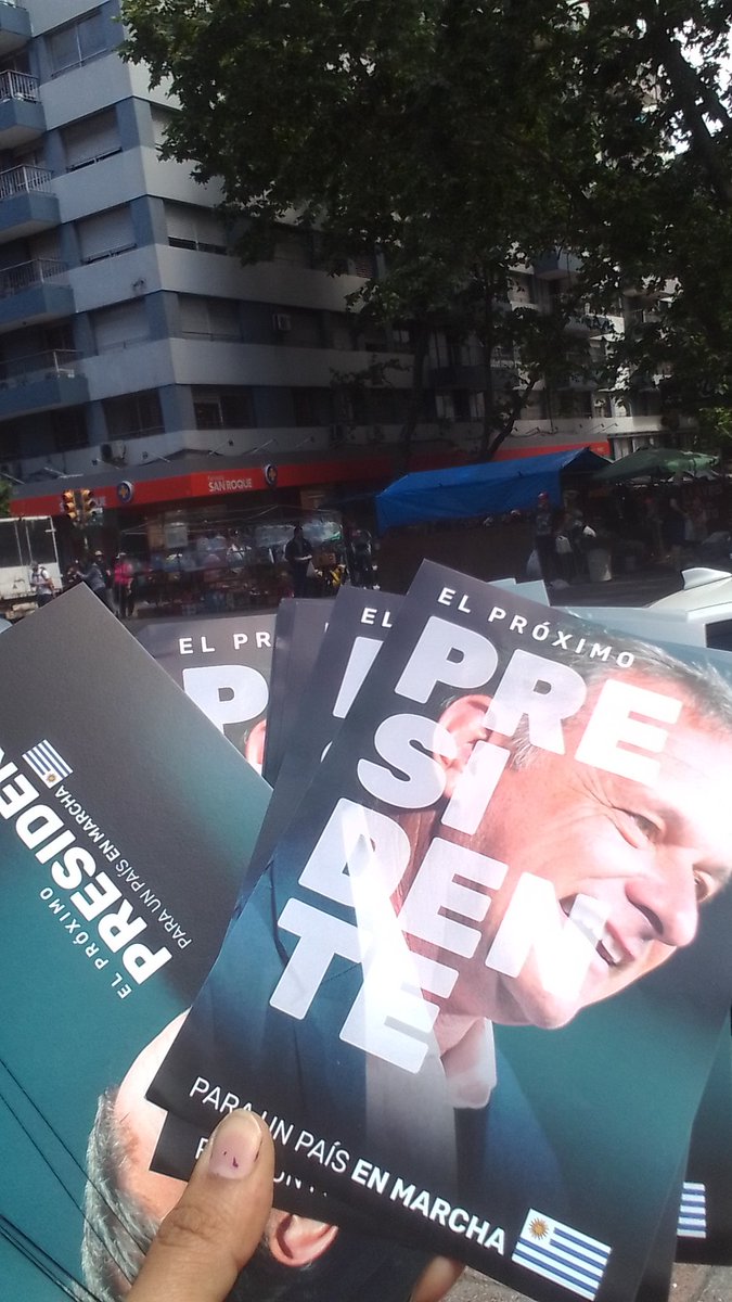 BarbaradelosS13's tweet photo. Domingo de militancia en Tristán Narvaja con la barra más hermosa @lista250 vamos por otro Gobierno de Coalición! Este 24 de noviembre votamos @AlvaroDelgadoUy el próximo Presidente! https://t.co/OJvFwJj7Fl