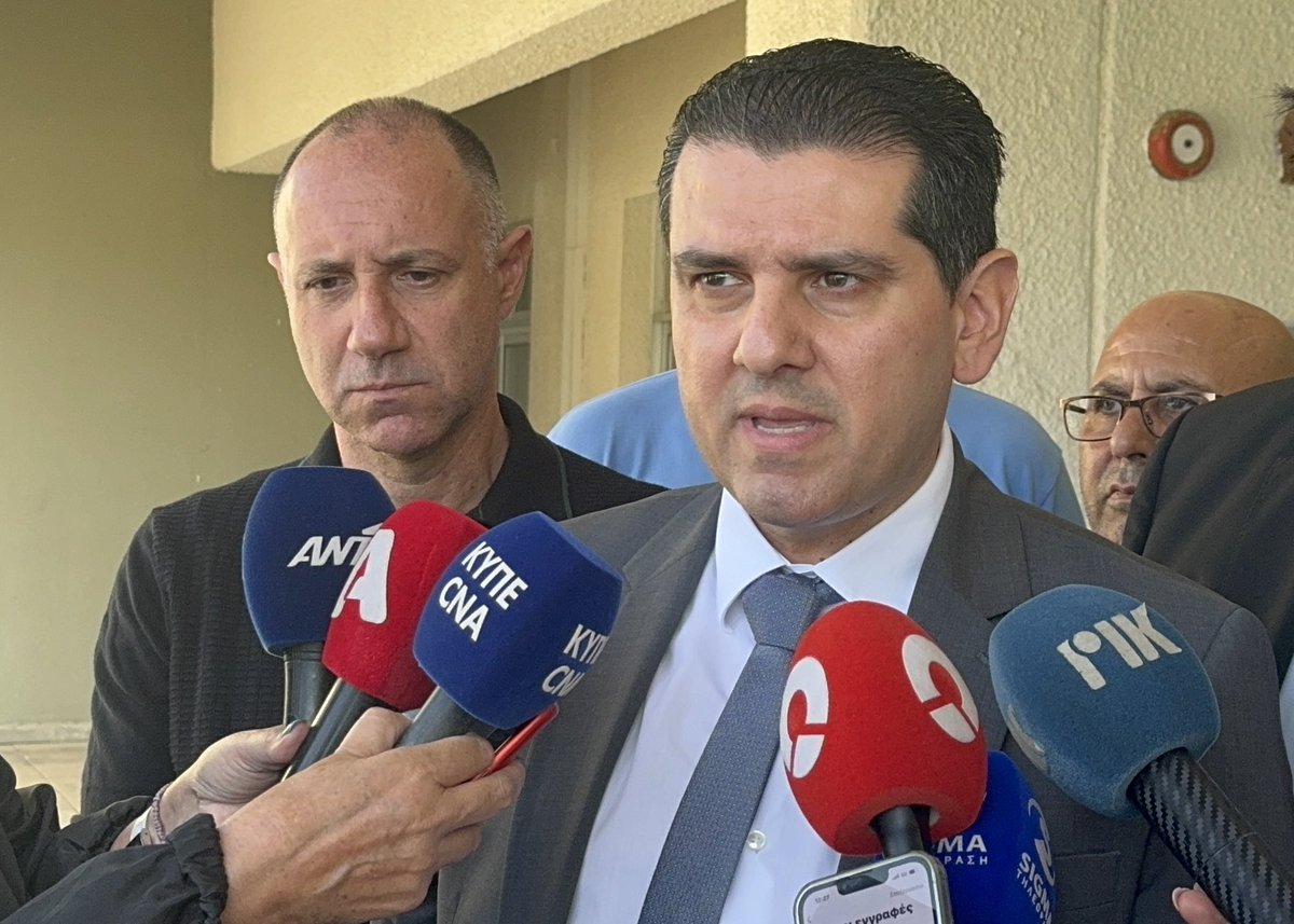 MichaelDamianos's tweet photo. Επισκέφθηκα σήμερα το Γενικό Νοσοκομείο Πάφου, προκειμένου να ενημερωθώ από κοντά για τα προβλήματα που προκάλεσαν οι χθεσινές έντονες βροχοπτώσεις.  

Κανένας ασθενής δεν επηρεάστηκε από τις χθεσινές πλημμύρες και το Νοσοκομείο λειτουργεί κανονικά. Αυτό που προέχει είναι να προλαμβάνουμε τέτοιες καταστροφές.

Έχουμε μιλήσει με τον @okypycy και υπάρχουν σαφείς οδηγίες να προχωρήσουμε και να κοιτάξουμε τα προβλήματα που ενδεχομένως να παρουσιαστούν στα νοσηλευτήρια.

Το πρόβλημα εντοπίστηκε στη Μονάδα Θαλασσαιμίας, η οποία ήταν προγραμματισμένο να λειτουργήσει την προσεχή Δευτέρα. Επιβεβαιώνω πως η Μονάδα θα λειτουργήσει κανονικά όπως είχε σχεδιαστεί.