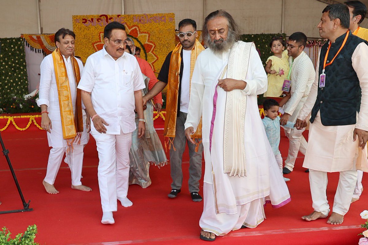CRPaatil's tweet photo. આજે લિંબાયતનાં નીલગીરી ગ્રાઉન્ડ ખાતે યોજાયેલા પરમ પૂજ્ય શ્રી શ્રી રવિશંકરજીનાં આશીર્વાદ મહોત્સવમાં ઉપસ્થિત રહી પરમ ધન્યતાની લાગણી અનુભવી. દિવાળીનાં પાવન તહેવારો ચાલી રહ્યા છે ત્યારે પરમ પૂજ્ય ગુરૂજીએ ખૂબ મોટી સંખ્યામાં ઉપસ્થિત ભક્તોને દિવાળીની શુભેચ્છાઓ અને આશીર્વાદ પાઠવ્યા. આ અવસરનાં સાક્ષી બનવાનું સૌભાગ્ય પ્રાપ્ત થયું.