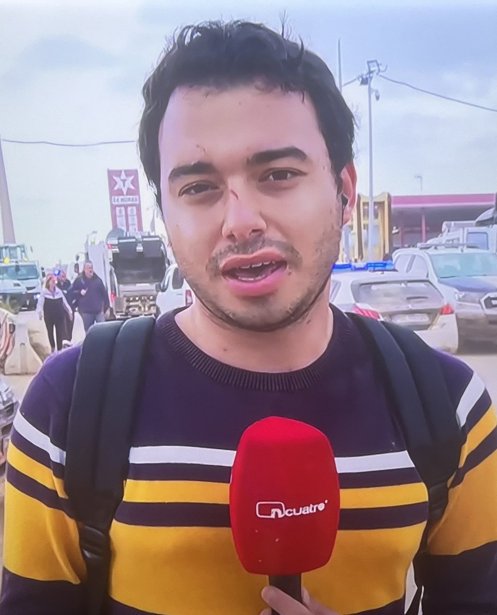 XtermJudicial's tweet photo. Adam, el periodista de canal Cuatro, ha aparecido en directo con la cara rajada.

En Paiporta hoy no se han salvado ni los periodistas. 

#valencia #dana #paiporta #reyes #PedroSanchez https://t.co/qNLNGDpnHC