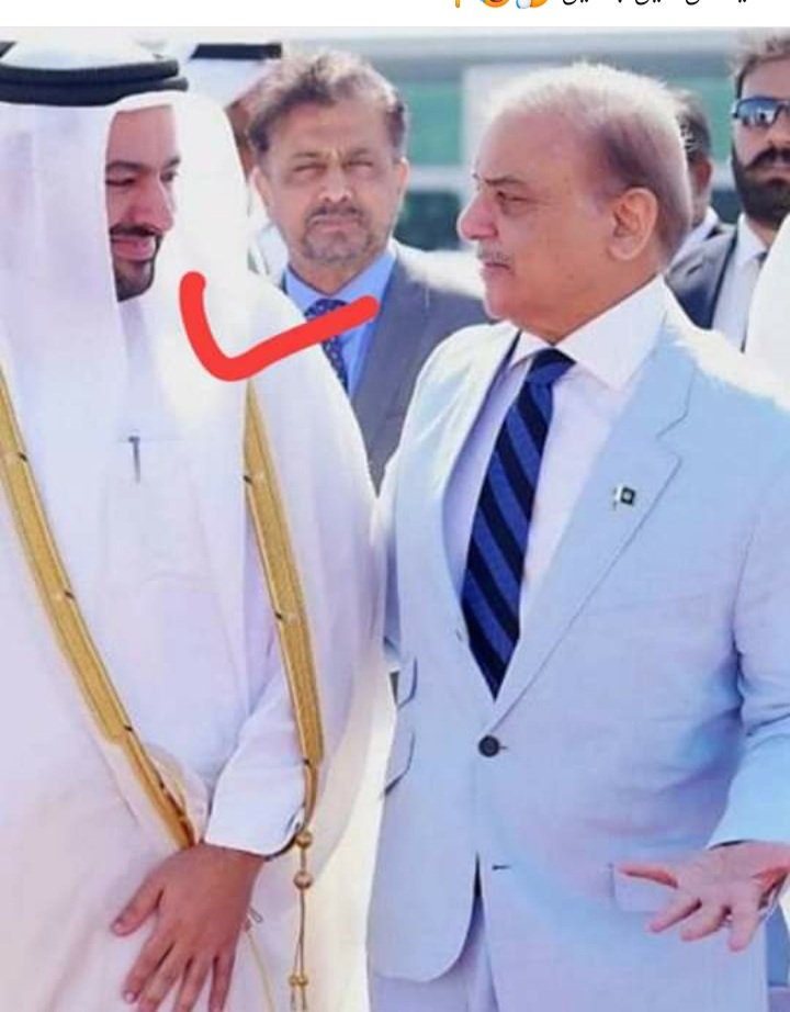 قیامت کی نشانی ھے کہ پاکستان کے دو نمبر 17 سیٹیں لینے والا دو نمبر جعلی وزیراعظم جوکر کوٹ کے بٹن دیکھیں ۔۔۔#مارشل_آئینی_ترامیم_نامنظور