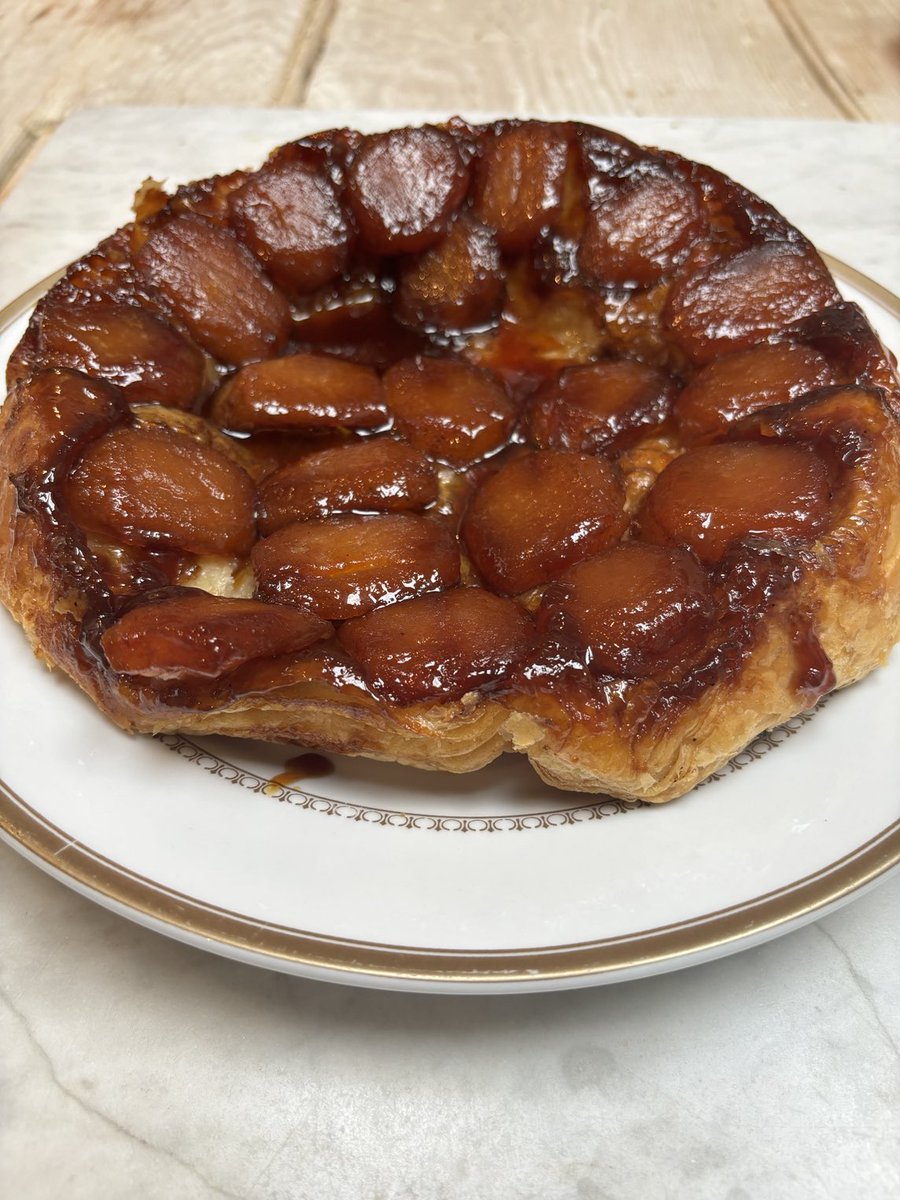 SFtheCook's tweet photo. Who doesn’t love a Tarte Tatin? ⁦@HoldenbyHouse⁩ #sundaylunch https://t.co/OVRGpXD89W
