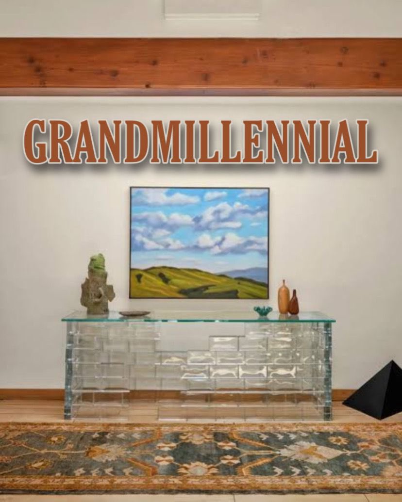 CapamagTrend's tweet photo. 🟢GRANDMILLENNIAL

🟢 Modern estetikle vintage unsurların birleşimini yansıtan dekorasyon akımı, yeni neslin geleneksel ve nostaljik ögelere olan ilgisini ifade ediyor.

🟢Akımı takip eden isimler arasında Emma Chamberlain, Lily Collins, Katie Holmes, Jenna Bush Hager yer alıyor. https://t.co/xkKxCgHHfB