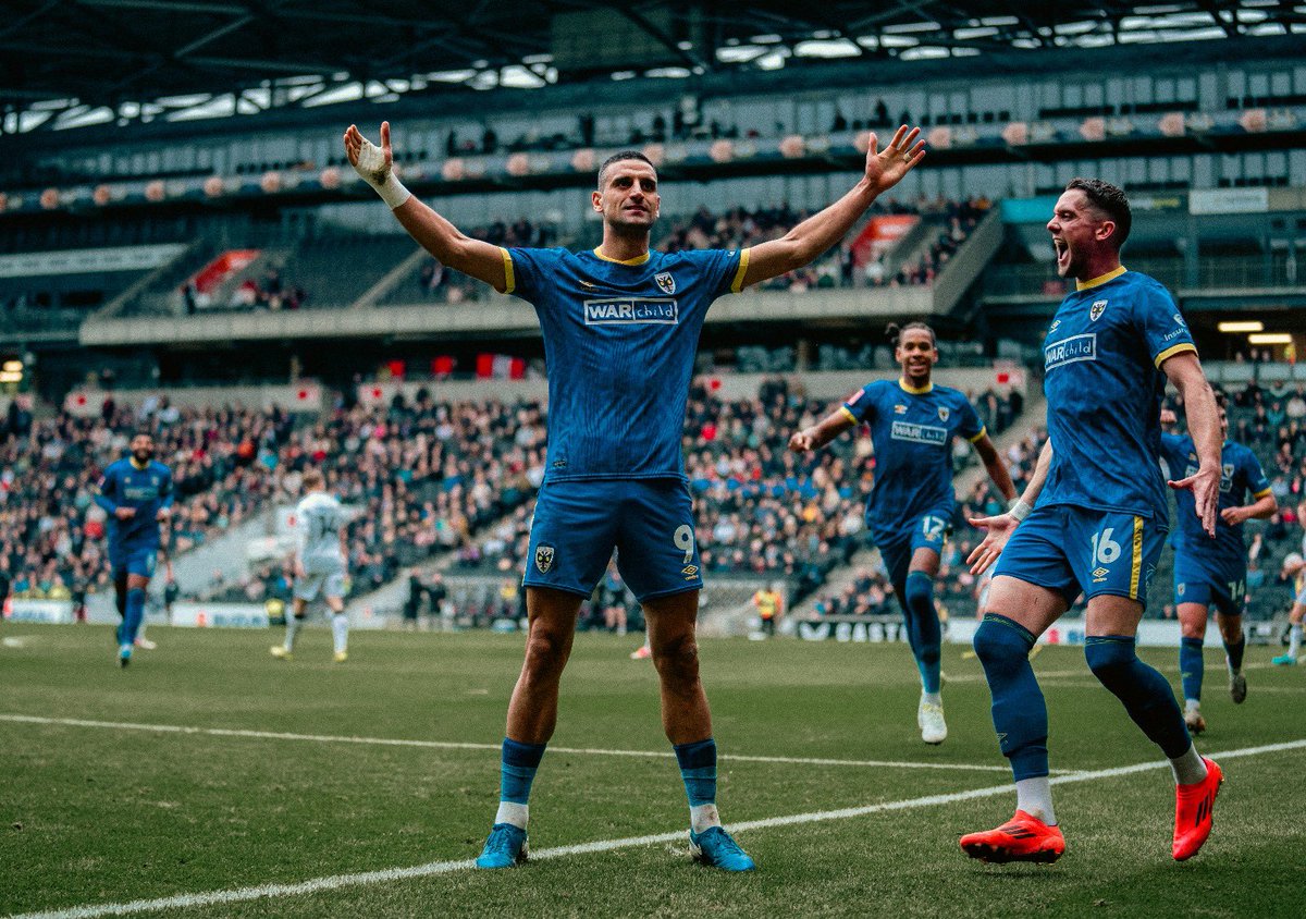 AFCWimbledon's tweet photo. It’s beautiful. 🤌

#AFCW 🟡🔵 https://t.co/FVnnAeJwyS