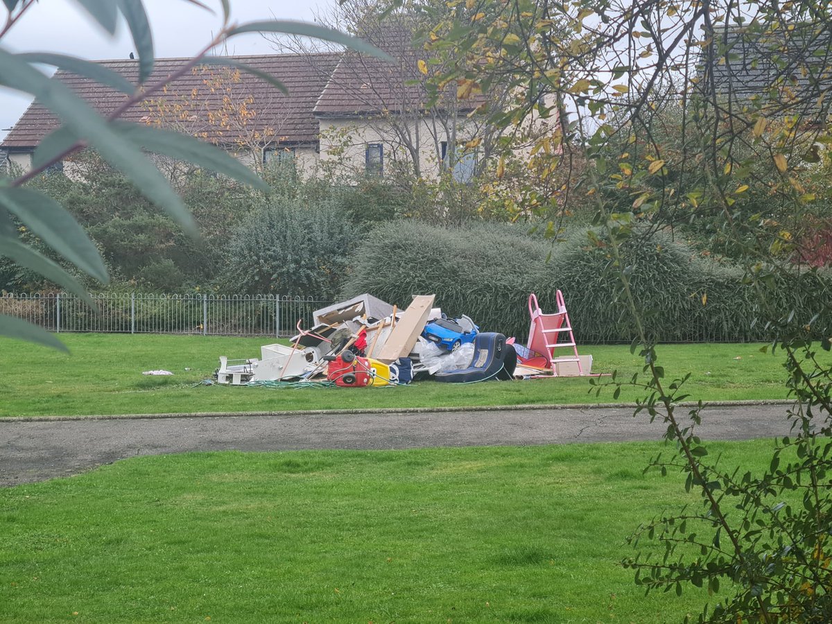 WillemsAriane's tweet photo. @Edinburgh_CC saw some kids gathering this pile yesterday (or at least contributing to it). Spoke to them: "this is for Tuesday to light on fire". I can appreciate Guy Fawkes being a big day, however so close to where I live, I am wondering what the health and safety implications https://t.co/owTLAkej3I