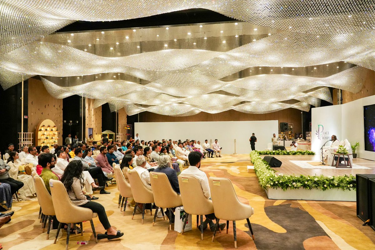 Gurudev's tweet photo. Intuition leads to innovation, which in turn brings prosperity. This is possible only when you are at peace.

Addressed business leaders and industrialists in Surat. https://t.co/c2sN8X54WB
