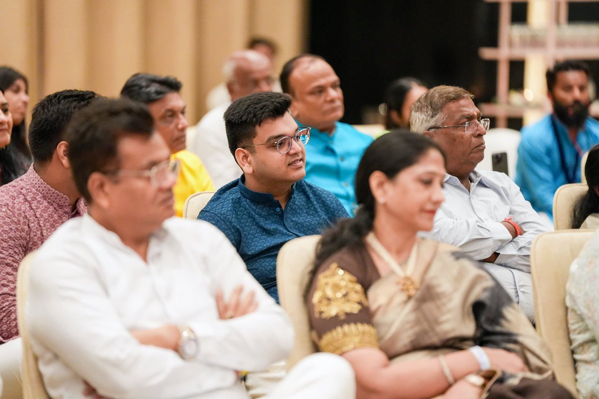 Gurudev's tweet photo. Intuition leads to innovation, which in turn brings prosperity. This is possible only when you are at peace.

Addressed business leaders and industrialists in Surat. https://t.co/c2sN8X54WB