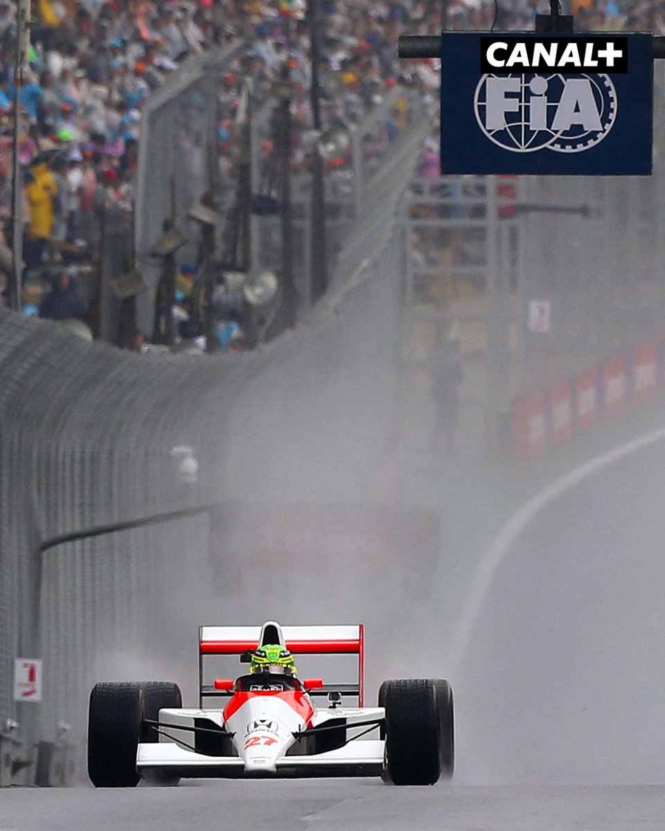 CanalplusF1's tweet photo. Lewis Hamilton au volant de la voiture d'Ayrton Senna, championne du monde en 1990 🥹🇧🇷 https://t.co/IiImKMoMYz