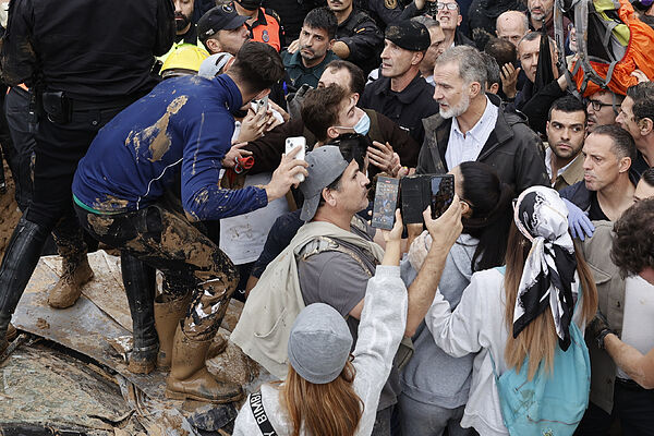 Me ha gustado hoy el rey: templado y valiente, aguantando y dando la cara mientras Sánchez se largaba y a Mazón, como es bajito, no se le veía. Lo que no comprendo es cómo se ha presentado allí acompañado de esa gentuza.