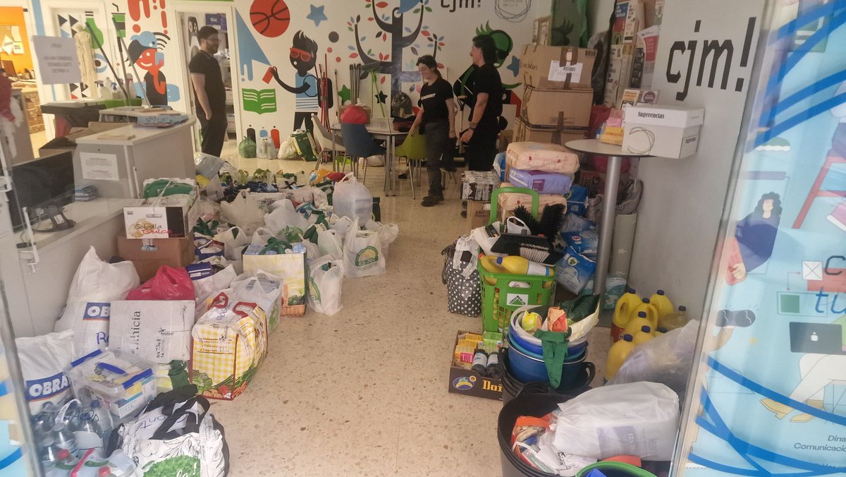 Ja tenim tot el material de #NouBarris a Mislata!

Ens han obert el Centre Jove Túria per guardar les coses perquè estan tots els espais plens. La solidaritat és espectacular!