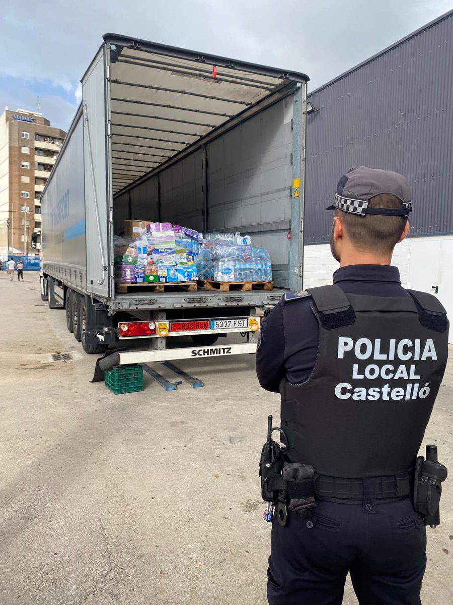 Hoy nuestros dos trailers custodiados por voluntarios de la @policialocalcastello han llegado a sus respectivos destinos, Algemesí y silla ( almacenando para Sedaví) Además, esta mañana hemos llenado 2 trailers más.