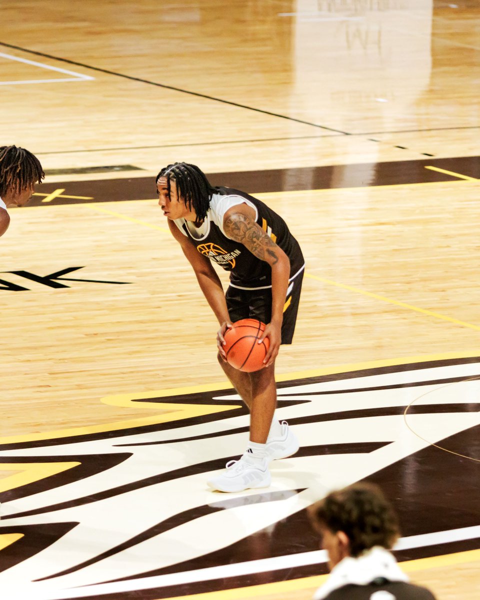 Happy Birthday EJ! 🎂🎉🎈

#BroncosReign | #ALLIN | <a href="/ejryans7/">Elijah “EJ” Ryans</a>