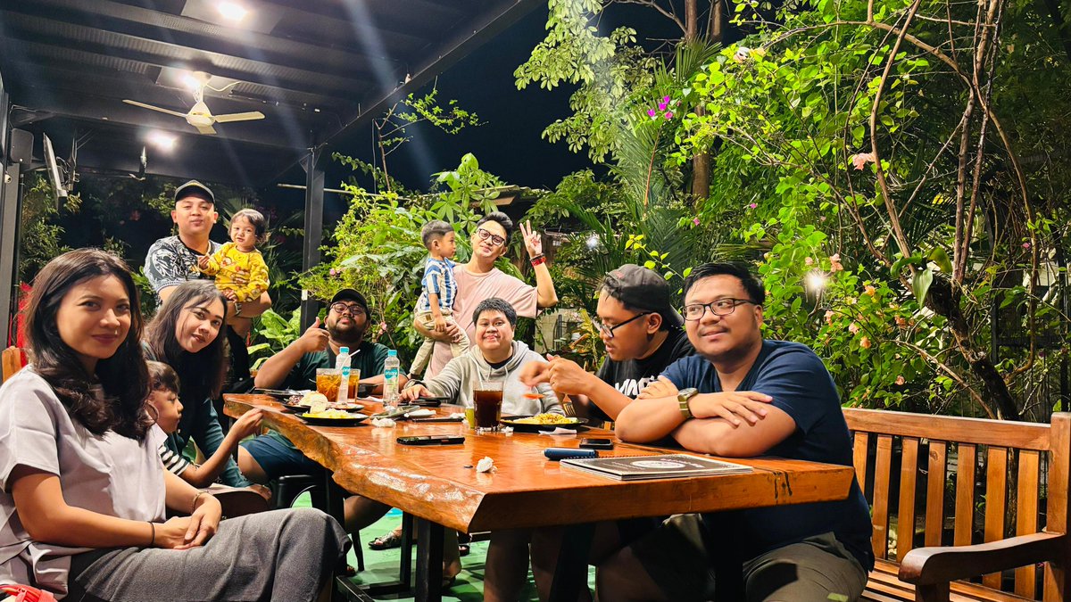 Fatahaw's tweet photo. Magelang trip 😴 https://t.co/RsYCguXP57