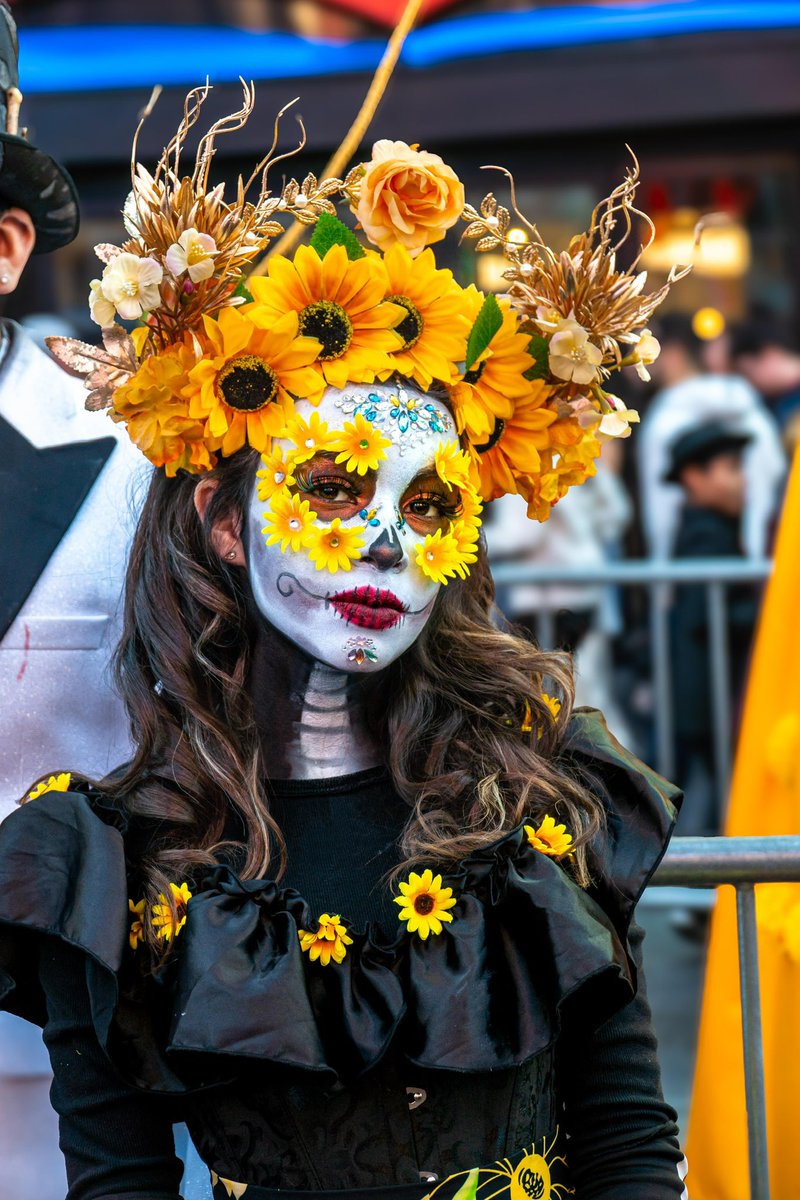 StevenLarson's tweet photo. The Day of the Dead (Spanish: Día de (los) Muertos) is a holiday traditionally celebrated on November 1 and 2. The multi-day holiday involves family and friends gathering to pay respects and remember friends and family members who have died. #diademuertos https://t.co/ndNNscQUIL