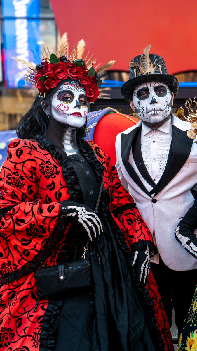 StevenLarson's tweet photo. The Day of the Dead (Spanish: Día de (los) Muertos) is a holiday traditionally celebrated on November 1 and 2. The multi-day holiday involves family and friends gathering to pay respects and remember friends and family members who have died. #diademuertos https://t.co/ndNNscQUIL