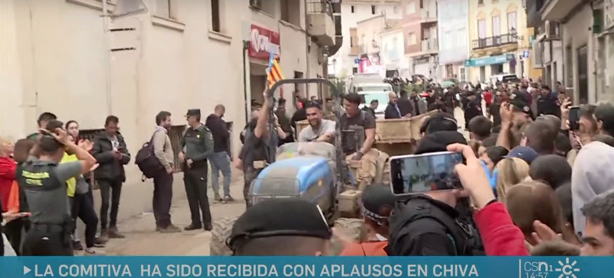 El Canal Sur diciendo "La comitiva ha sido recibida con aplausos en chiva" y "el rey ha sido recibido con aplausos" CUANDO AL QUE ESTÁN APLAUDIENDO ES AL HOMBRE CON EL TRACTOR, hasta ellos nos mienten ya...
