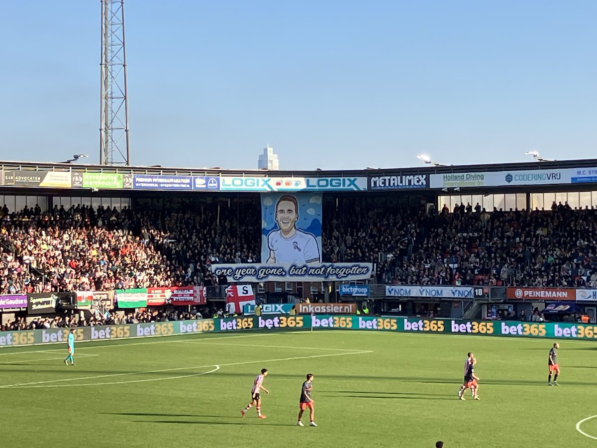 Een mooi eerbetoon van de Spangenaren aan Dennis de Graaf, de Sparta-supporter die een jaar geleden na het thuisduel tegen RKC betrokken raakte bij een fataal auto-ongeluk. #spautr
