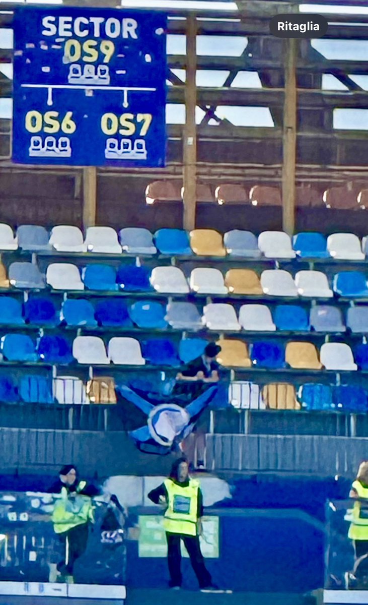Il bello del calcio 
Da malato del #Napoli sono rimasto affascinato da quell’unico tifoso della <a href="/Atalanta_BC/">Atalanta B.C.</a> nell’anello superiore della tribuna ospiti.
I calciatori avrebbero dovuto tributargli un inchino di devozione a fine partita.
Mi piacerebbe conoscerlo 
#FNS