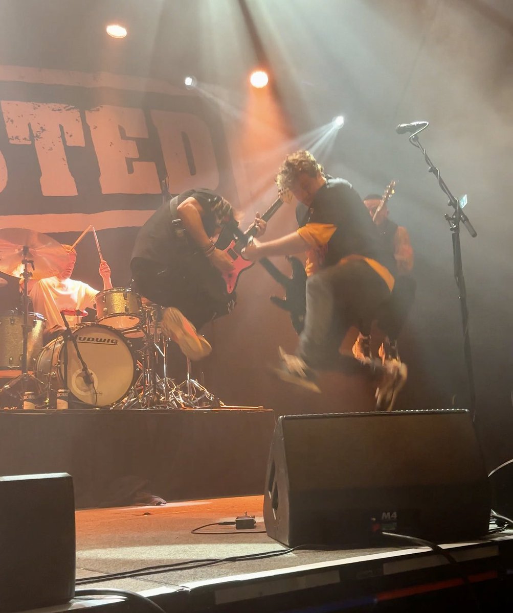 Thank you <a href="/Busted/">Busted</a> for finally touring Australia. Last show in Sydney done. Please come back soon 🇦🇺👊