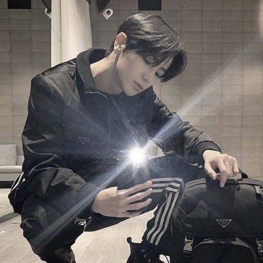 ㅤ
ㅤ
           𝐂orrente  
de a𝗉𝗋𝖾𝗌𝖾𝗇𝗍𝖺ção. 

𝐍ome : Evan Treborn
𝐈dade :  27 anos
𝐒exualidade: Bissexual. 
𝐒tatus : Solteiro.
𝐀ltura : 1,80
𝐂or favorita ᎓ Preto.
ㅤ
ㅤ