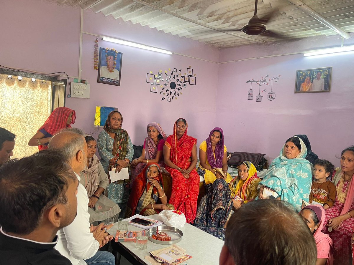 AzadSinghBjp's tweet image. आज भाई दूज के शुभ अवसर पर महरौली विधानसभा की रजोकरी बस्ती में बहनों के साथ यह पर्व मनाया और उनका अपार स्नेह व् शुभाशीष प्राप्त हुआ | 

#bhaiyadooj #AzadSingh #Mehrauli