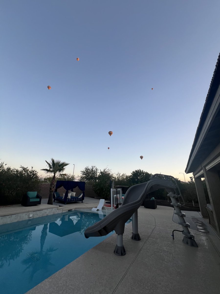 SMCWpg's tweet image. Balloon season for my backyard! #phoenixwinter