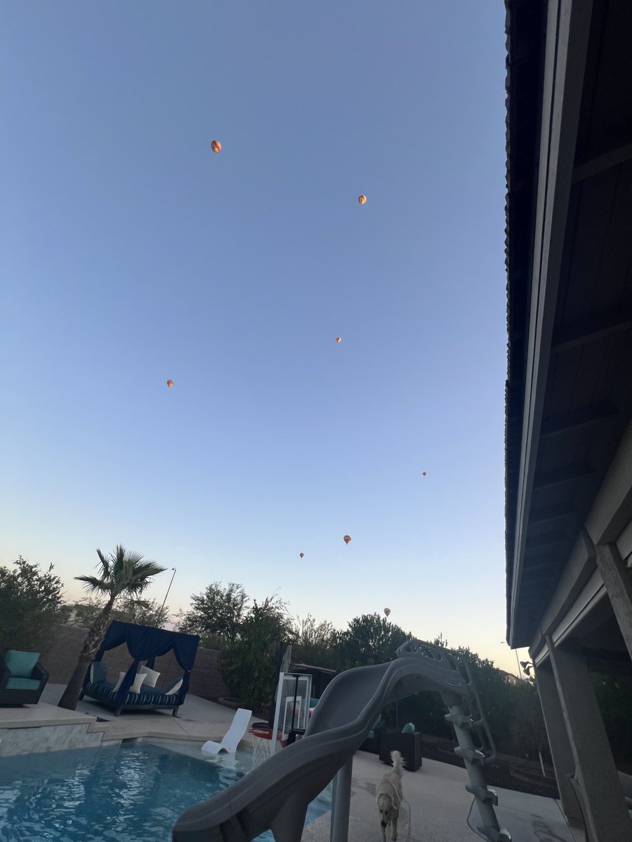 SMCWpg's tweet image. Balloon season for my backyard! #phoenixwinter