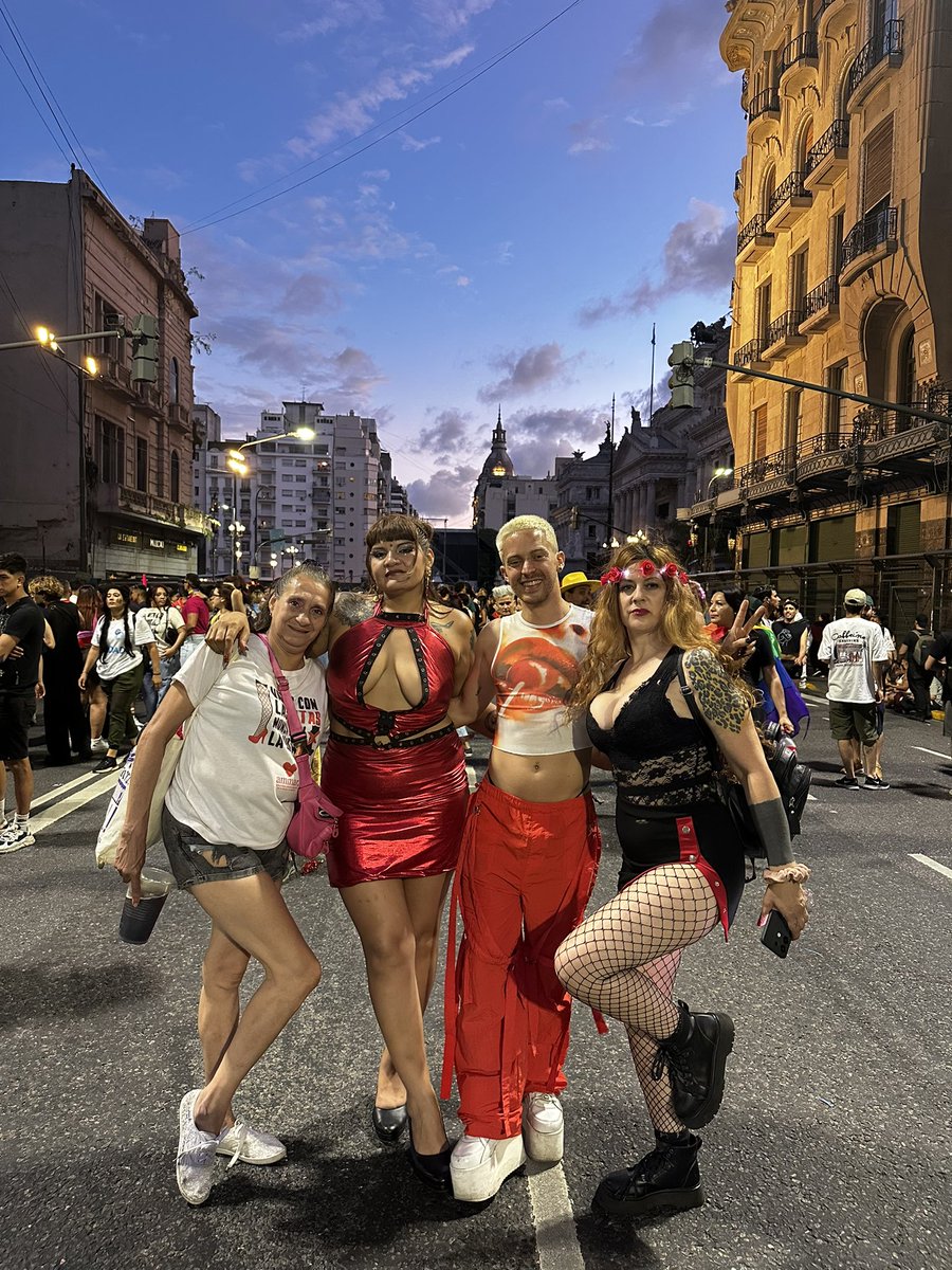 CPSproderechos's tweet image. 🏳️‍🌈👠 #OrgulloPuta Ayer pudimos marchar junto a las compas de @ammarsindicat en la Marcha del Orgullo de BA. Un Orgullo que respeta y reconoce la historia y la existencia de les TS. GRACIAS por esta oportunidad @GeorOrellano ❤️‍🔥✊🏽