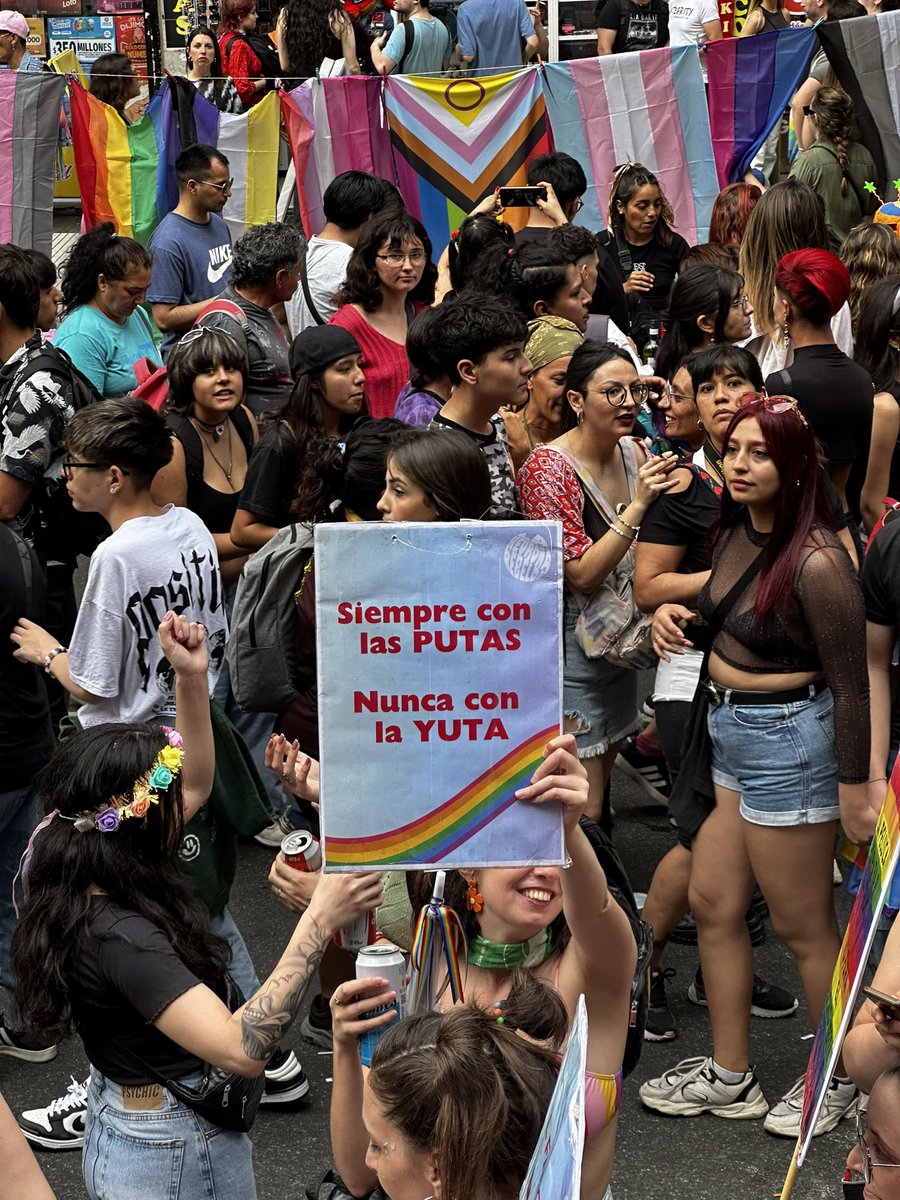 CPSproderechos's tweet image. 🏳️‍🌈👠 #OrgulloPuta Ayer pudimos marchar junto a las compas de @ammarsindicat en la Marcha del Orgullo de BA. Un Orgullo que respeta y reconoce la historia y la existencia de les TS. GRACIAS por esta oportunidad @GeorOrellano ❤️‍🔥✊🏽