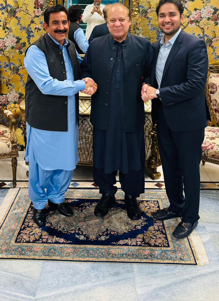 aftabniazi007's tweet photo. قائد میاں نواز شریف کے جانثار ملک سیف الملوک کھوکھر کے شیر دل فرزند ملک فیصل الملوک کھوکھر

ملک سیف الملوک کھوکھر نے ہمیشہ مسلم لیگ (ن) کی حمایت میں ہر مشکل وقت میں قربانیاں دی ہیں اور اپنے کارکنان کے لیے دستِ شفقت بنے رہے۔ عمرانی فتنے کے خلاف کھڑے ہو کر ثابت کیا کہ وہ نواز شریف کے نظریے پر پورا اترتے ہیں۔ اب ان کے فرزند ملک فیصل الملوک کھوکھر نے بھی اپنی ثابت قدمی سے ثابت کیا ہے کہ وہ واقعی نواز شریف کے شیر ہیں جو پارٹی کے وفادار اور اصولوں کے پاسبان ہیں۔
@MaryamNSharif
@Khokharpalace
@FaisalAKhokhar

#نواز_کا_شیر_فیصل_کھوکھر