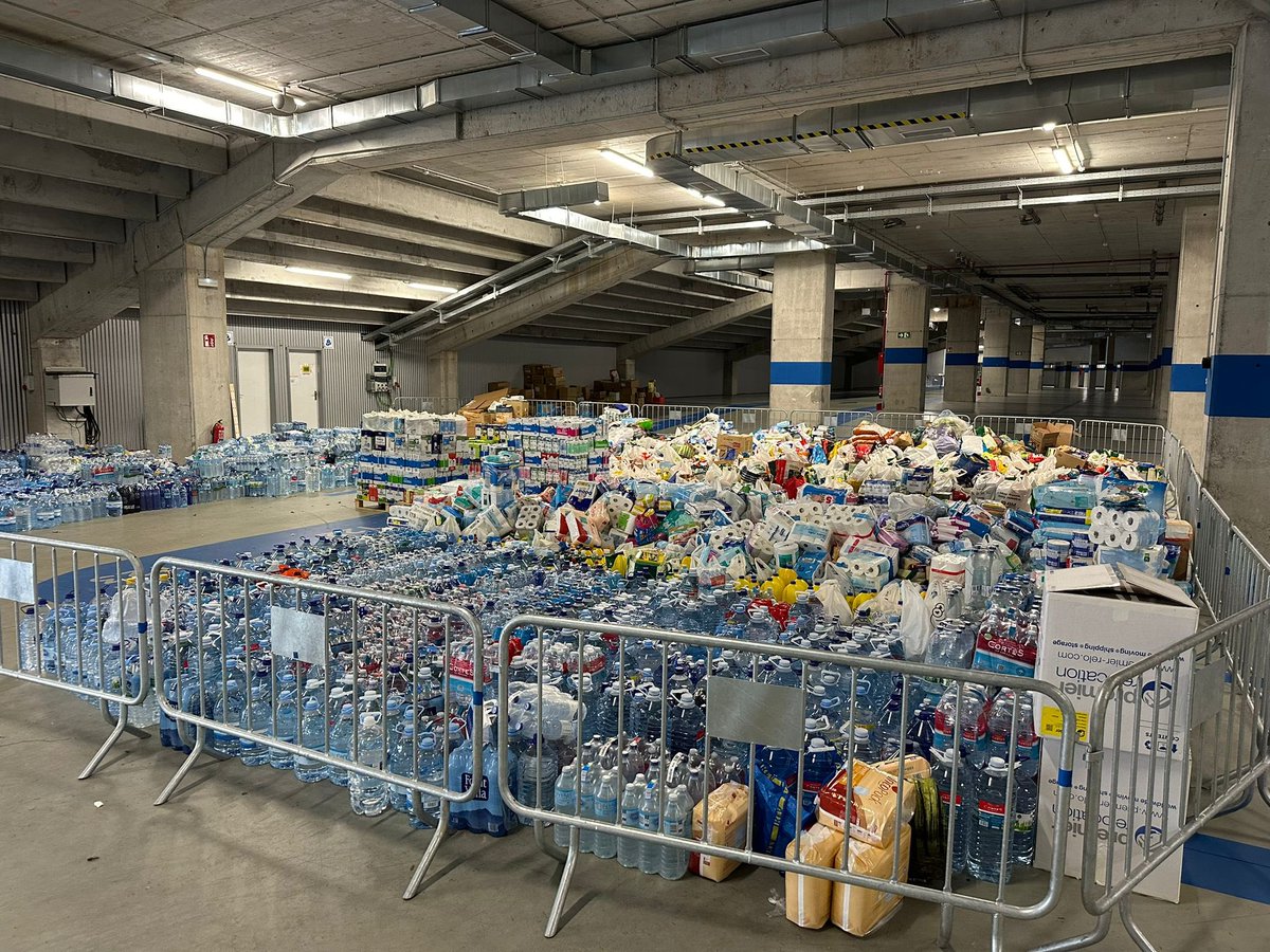 RealSociedad's tweet photo. 👏 ESKERRIK ASKO! 

📣 Gran respuesta de la afición ayudando en la recogida solidaria para los damnificados por la DANA. https://t.co/3Gp2bpWUmA