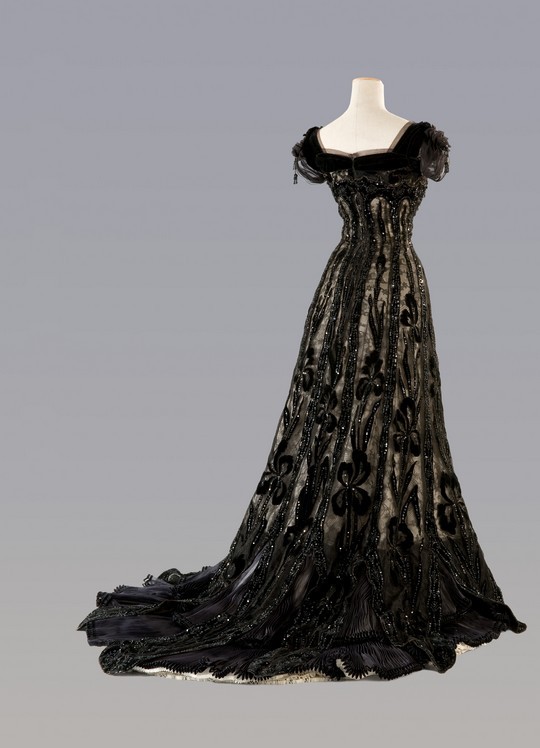 wikivictorian's tweet photo. Evening dress, 1906. Fondazione Tirelli Trappetti. https://t.co/Jv0BKAFHOa