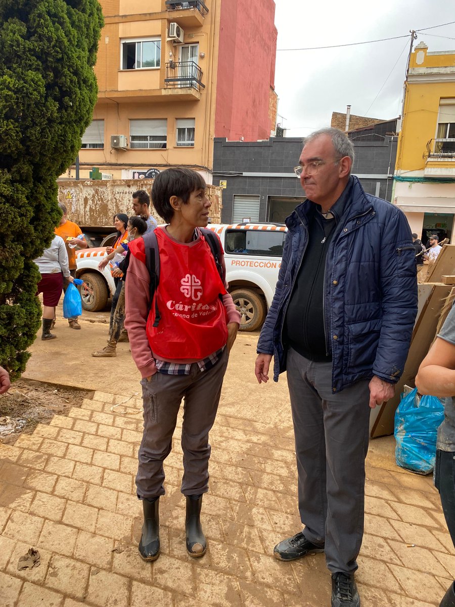 ValenciaCaritas's tweet photo. ❤️#CáritasValencia Nuestra directora Aurora Aranda ha visitado esta mañana la parroquia de la Virgen de Gracia, en La Torre, uno de los barrios afectados por las inundaciones y ha visto, de la mano del padre Salvador Pastor, la iglesia, convertida en un centro de solidaridad. https://t.co/M5B2q2uqYs