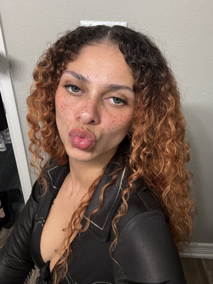 HolmesStasia's tweet photo. Whatever she want, she got IT. @GloTheofficial https://t.co/ZlMUdkmdJH