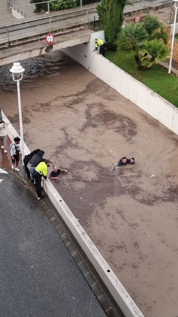 ZawadkaMarek's tweet image. A w Hiszpanii ponownie leje jak z cebra. I jak to podkreślają profile hiszpańskie ludzie się nie uczą… nie słuchają komunikatów. kolejna powódź w silnie zurbanizowanym terenie. #Powódź. Szczerze mówiąc nie da się oglądać filmików z Walencji. Wyobraźni nie starcza. Cc:…