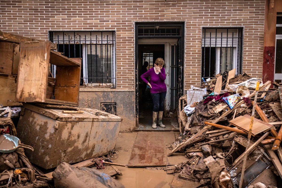 Luisa, veïna de Paiporta, descriu el moment en què pensava que moriria ofegada. Estava mirant la novel·la amb el seu home, el Juan quan l’aigua va començar a entrar a casa seva. En pocs minuts va arribar als dos metres i mig. “Estem vius de miracle”-diu.