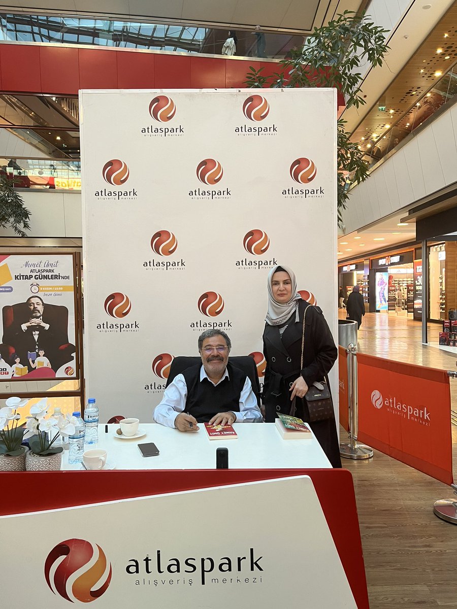NeclaOdn's tweet photo. #ahmetümit#beyoğlununengüzelabisi#nevzatkomser
Bugün Ahmet Ümit’in kitap imza gününde uzuun kuyruklar oluştu.Çok güzel bir tabloydu🙏 https://t.co/vNmhdf0azj