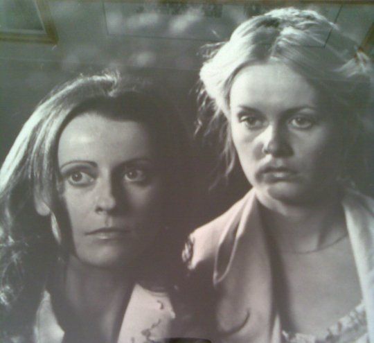 TalkingPicsTV's tweet photo. Another drama from the VICTORIAN SCANDALS (1976) 9pm #TPTVsubtitles 

Premiere episode: 'Beloved' ❤️ Starring #ShirleyCain #TomCriddle #PeterEgan #DianaDavies https://t.co/yHAsXeO6nD