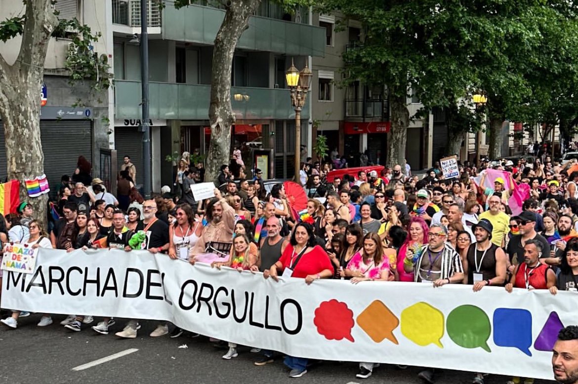 FedeaSacchi's tweet photo. 🌈 Cerramos la Marcha del Orgullo Federal XXXIII. Este año, desde otro lugar, reafirmé que el amor y la lucha colectiva son nuestra mayor fuerza. 
Esto recién empieza. 🫶🏽💜@MarchaOrgulloAR 

#OrgulloFederal #AmorEsResistencia #Marchaorgullo #🏳️‍🌈 https://t.co/zwjMrZDAg3