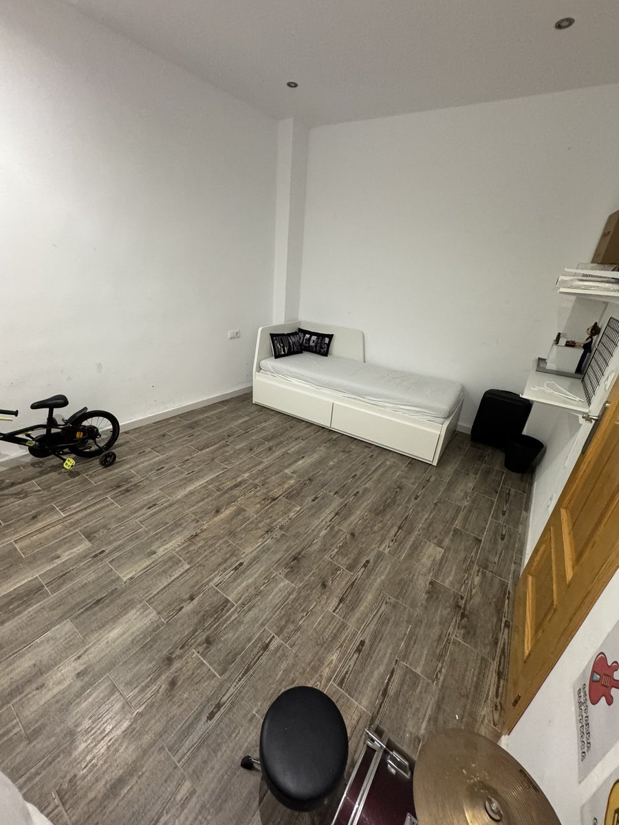 Tengo una habitación disponible en mi casa (La Safor, Valencia) que no utilizo, con una cama que se hace doble. Cualquier persona que haya perdido su casa en esta DANA, sólo tiene que pedírmelo, vivimos solos mi hijo, mi perro y yo. No os faltará de nada.
Por favor, difusión!